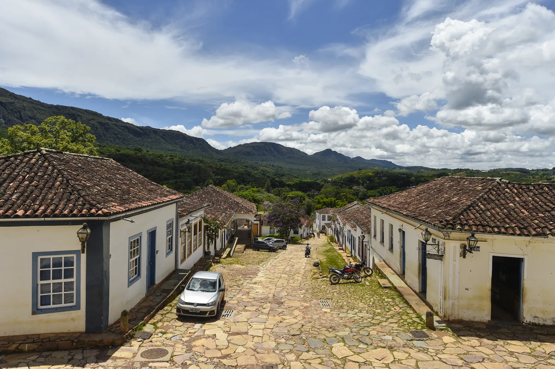 Rua de pedra do centro de Tiradentes descendo na direção da Serra de São José
