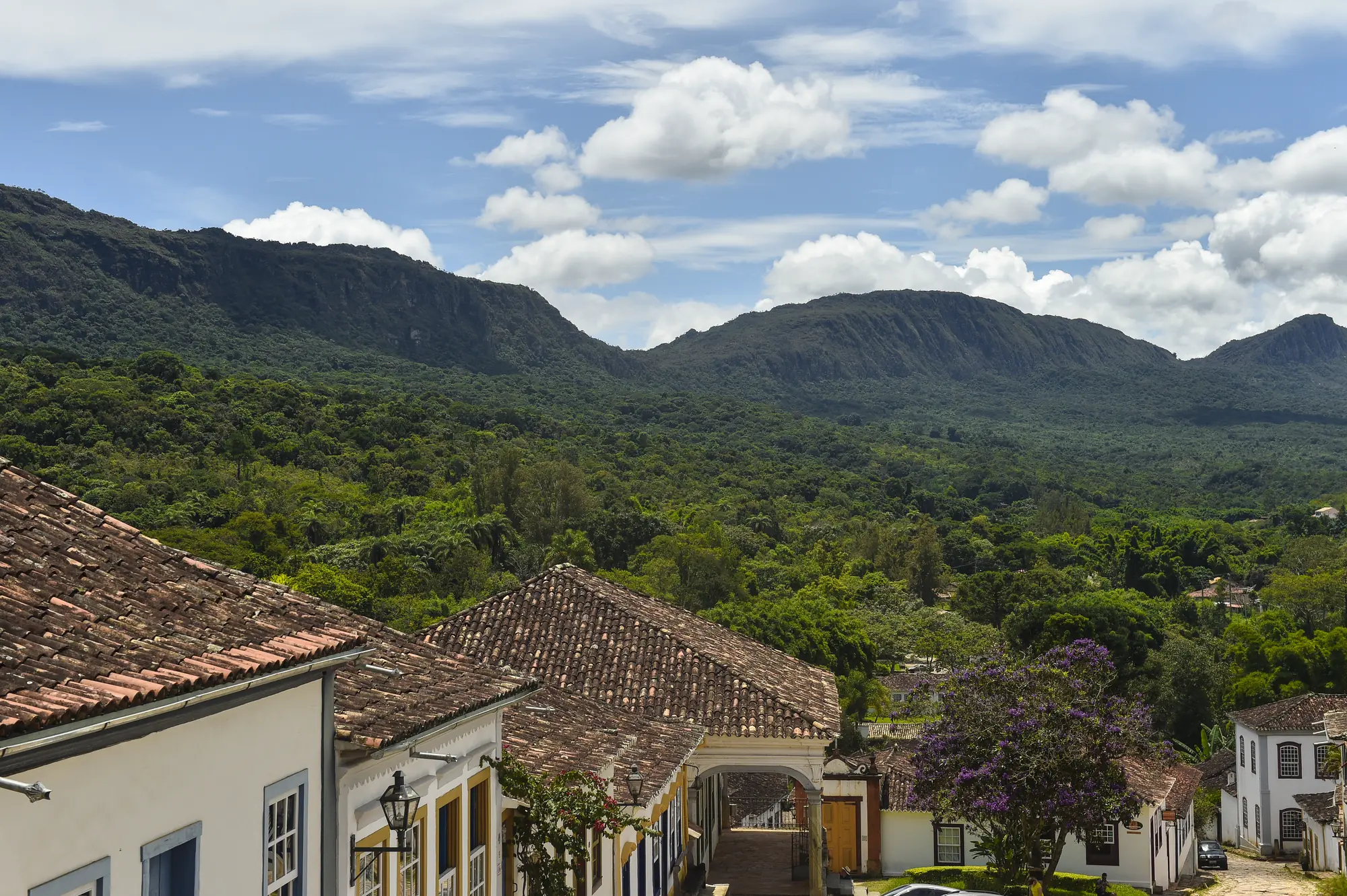 A Serra de São José vista sobre os telhados do centro histórico de Tiradentes